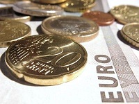 Geld, Münzen und Scheine.