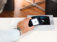 Ein kurzer Wink mit dem Smartphone genügt. Diese Art des Bezahlens könnte bald zur Gewohnheit werden.