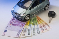 Auto auf Geldscheinen und ein Schlüssel.