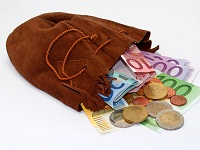 Säckchen mit Geld-Scheinen.