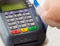 Kreditkartenzahlung: American Express-Kunden greifen wieder vermehrt zum Plastikgeld.
