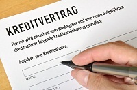 Person unterschreibt Kreditvertrag.