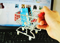 Egal ob Online oder im Einzelhandel – statt zum Bargeld greifen der Deutschen verstärkt zum Plastikgeld