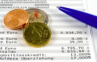 Wer sein Konto überzieht muss bei den meisten deutschen Banken nach wie vor tief in die Tasche greifen.
