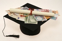 Wenn das Bafög nicht ausreicht und kein Stipendium in Sicht ist, greifen viele Studenten auf Studienkredite zurück. 