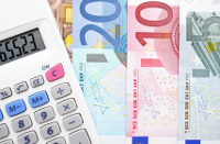Taschenrechner und Euro Geldscheine