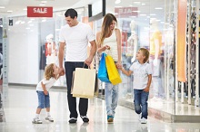 Familie beim Einkaufen