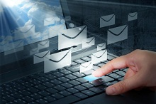 Mann ruft E-Mails ab