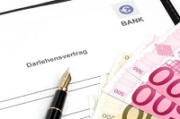 Kreditvertrag mit Geldscheinen
