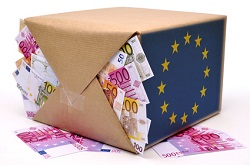 Paket mit Euroscheinen und Flagge