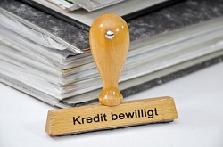 Kredit bewilligt Stempel und Vertrag
