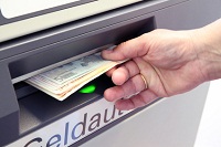 Geld abheben am Geldautomat