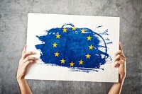Hände halten die europäische Flagge