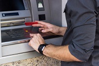 Geld abheben am Geldautomat
