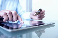 Mann beim Onlinebanking mit Kreditkarte