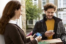 pizza lieferung zum kunden zahlung an der haustuer