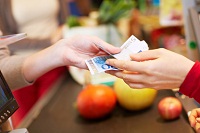 Im Alltag zahlen die Deutschen noch immer bevorzugt mit Bargeld. 