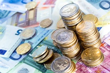 Tagesgeld: Münzstapel und Geldscheine