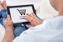 Mann kauft mit der digitalen Brieftasche MasterPass online ein