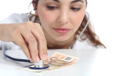 50-Euro-Schein wird von einer Frau mit Stetoskop untersucht.