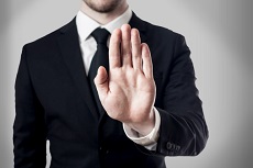 Mann im Anzug hält Hand von sich weggestreckt