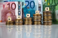 Geldscheine im Hintergrund davor der Schriftzug Bonus