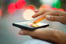 schwarzes Smartphone wird in der Hand gehalten