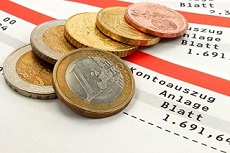 Geldscheine im Hintergrund davor der Schriftzug Bonus