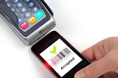 Schwarzes iPhone vor Kartenlesegerät. Auf dem Display steht "accepted"
