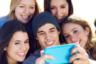 Jugendliche mit Smartphone