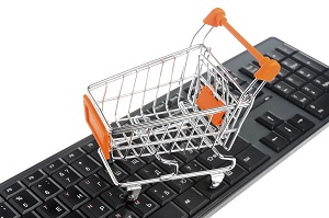 Tastatur, auf der ein kleiner Einkaufswagen steht