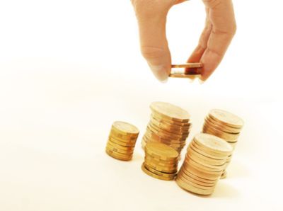 Tagesgeld: Hand mit Goldmünzen