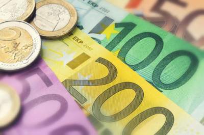 Tagesgeld: Viele Geldscheine und Münzen können mit Tagesgeld gespart werden. 