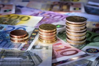 Mit dem Tagesgeldkonto viele Geldscheine und Münzen zusätzlich zum Ersparten erwirtschaften. 