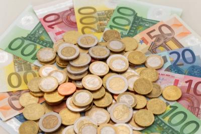 Tagesgeld: Geldscheine und Münze 