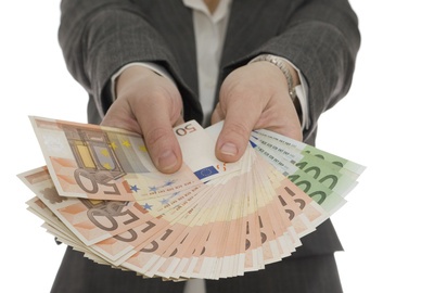 Übergabe Euro Geldscheine