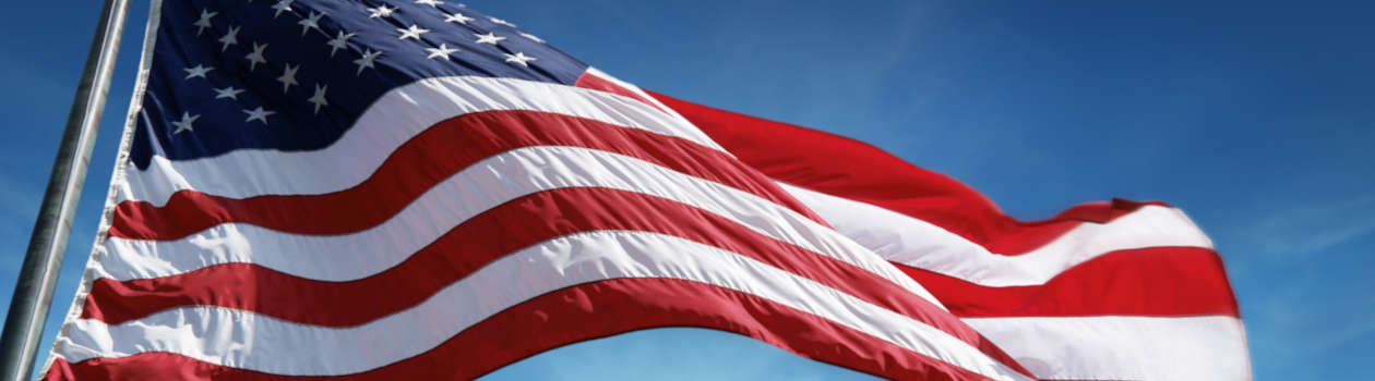 Die passenden Kreditkarten für die USA-Reise amerikanische-flagge-vor-blauem-himmel