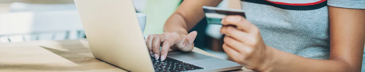 Die CHECK24 100% Funktioniert Garantie Frau mit Karte vor Laptop