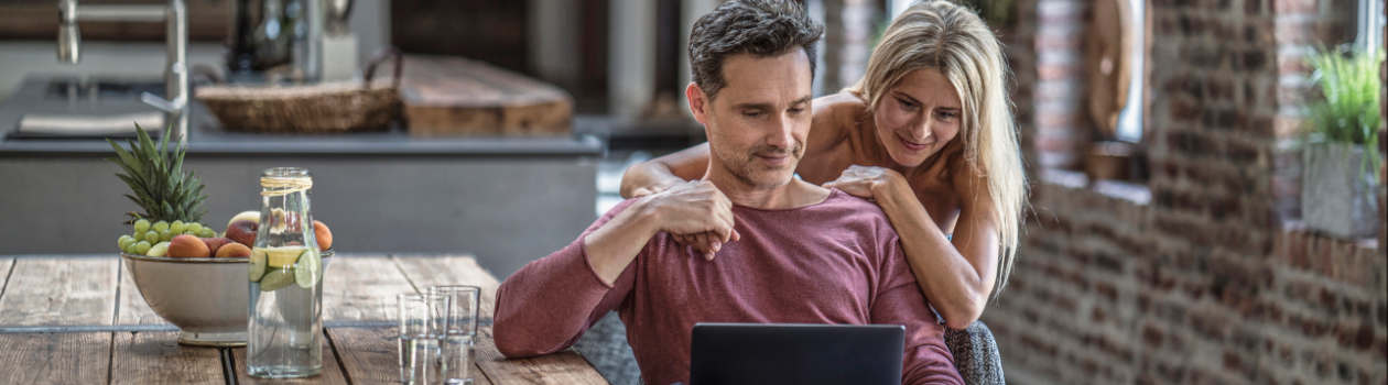 Gemeinschaftskonto als Und- oder Oder-Konto führen paar-sitzt-gemeinsam-vorm-tablet