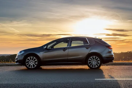 Jahreswagen-Leasing Ein Auto steht auf einer Straße