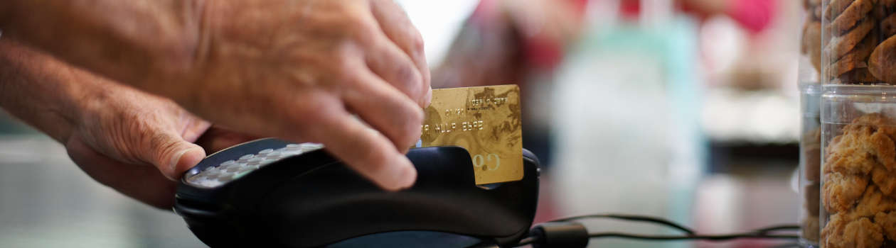 Bonuspunkte beim Einkauf sammeln kreditkarten-zahlung-im-geschaeft