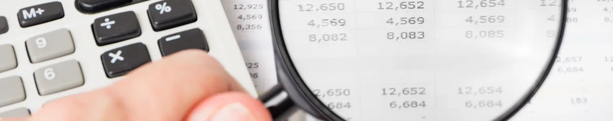 Sondertilgung oder anlegen: Was lohnt sich wann? eine hand hält ein handy vor ein kartenlesegerät