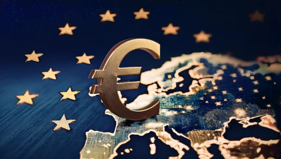 Ratgeber: SEPA-Lastschrift: Alles was sie wissen müssen Ein Eurozeichen schwebt über der Landkarte von Europa