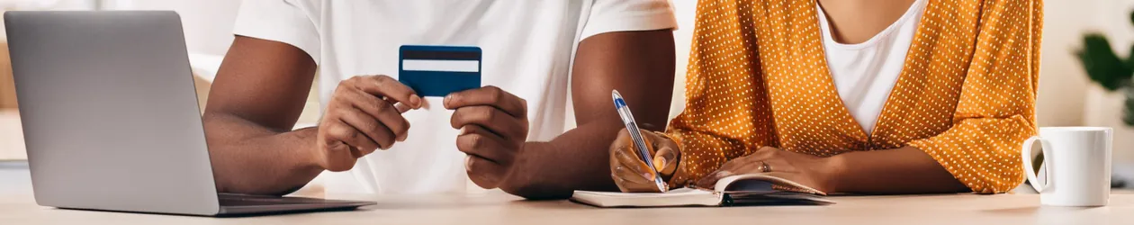 Debitkarte: Die wichtigsten Infos auf einen Blick mann-und-frau-informieren-sich-über-debitkarte