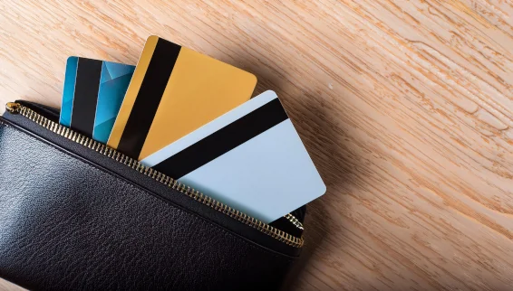 Ratgeber: Die Unterschiede zwischen Girocard, Debitkarte und Kreditkarte Geldbeutel mit drei Karten