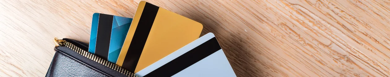 Girocard, Debitkarte & Kreditkarte: Wo liegen die Unterschiede? Drei Bankkarten sind in einem Geldbeutel zum Vergleich