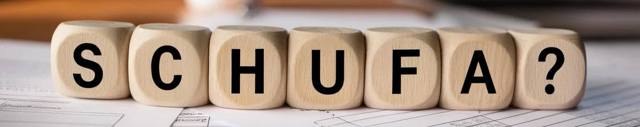 Schufa-Mythen: Was beeinflusst den Schufa-Score wirklich nicht? Auf Holzwürfeln steht das Wort Schufa?