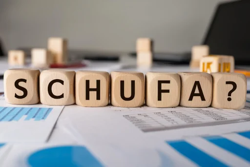 Schufa-Mythen: Was stimmt wirklich? Holzwürfel mit dem Wort Schufa auf einem Schreibtisch