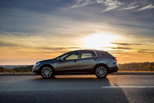 Gebrauchtwagenkredit mit Ratenzahlung Gebrauchtwagenkredit mit Ratenzahlung steht im Sonnenlicht