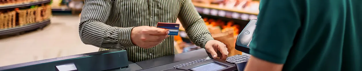 Geld abheben im Supermarkt Ein Mann hebt Geld im Supermarkt ab